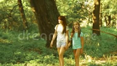 快乐的女孩旅行者带着背包在阳光下穿过树林。 孩子们在阳光下露营